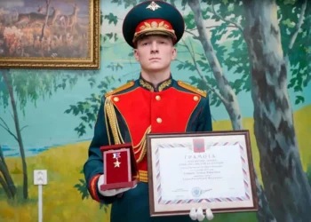 В Казани родным Героя России Эдуарда Сабирова вручили медаль «Золотая Звезда»