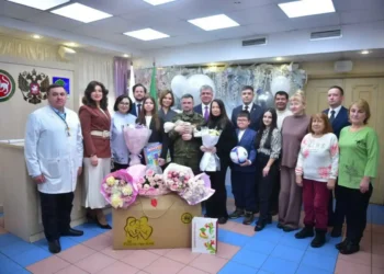 Мэр Челнов поздравил семью участника СВО с рождением сына