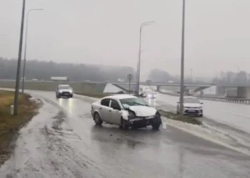 Легковушка влетела в забор под Казанью