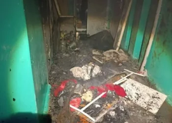 В Лениногорске жильцов многоэтажки эвакуировали из-за пожара, вызванного горящей коляской.