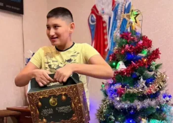 Рустам Минниханов подарил 12-летнему мальчику беспроводную колонку