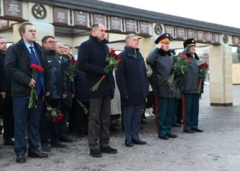 В Казани в честь Дня Героев Отечества возложили цветы к Вечному огню в парке Победы