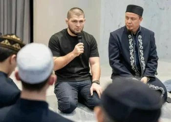 Хабиб Нурмагомедов посетил мечеть в Альметьевске и встретился с учащимися медресе