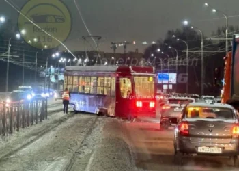 В Казани рядом с Ак Барс Ареной трамвай сошел с рельсов