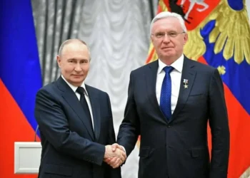 Владимир Путин вручил гендиректору КАМАЗа звезду Героя Труда