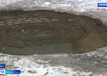 Жители дома на улице Деловой в Казани пожаловались на постоянный запахам и затопления