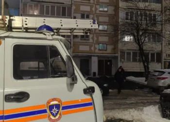 В Казани пенсионер застрял вниз головой в подъезде