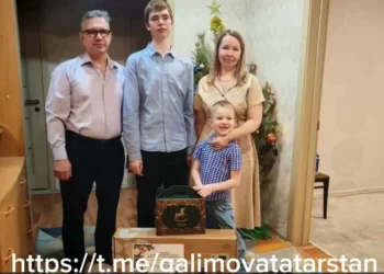 Рустам Минниханов подарил 5-летнему мальчику из Челнов игровую кухню