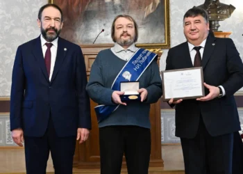 Алексей Песошин вручил медаль лауреату математической премии им. Лобачевского Сергею Иванову