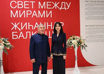 Рустам Минниханов и Саида Мирзиёева посетили в Казани выставку картин «Свет между мирами»