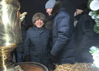 Рустам Минниханов посетил новогоднюю елку и ярмарку в парке у театра кукол «Экият»