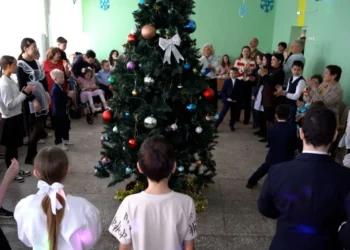 В Казани для детей с ОВЗ и детей, чьи родители участвуют в СВО, провели новогоднюю елку