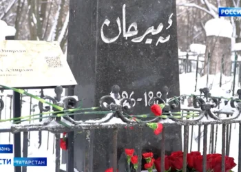 В Татарстане возложили цветы на могилу писателя Фатиха Амирхана