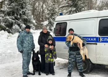 Полицейские Казани организовали экскурсию ребенку в кинологический центр в канун Нового года
