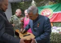 Гитару с автографом Рустама Минниханова передали бойцам в зону СВО