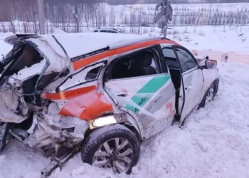 В Казани электричка врезалась в легковушку