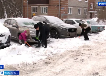 Татарстанцы продолжают бороться с последствиями снегопада