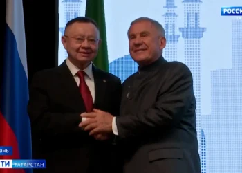 Ирек Файзуллин вручил Рустаму Минниханову нагрудный знак «Почетный строитель России»