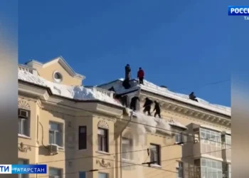 Снежная буря вновь накрыла Татарстан: как в Казани борются с последствиями метели