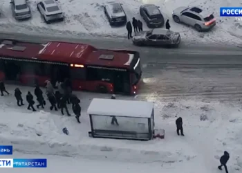 Жители Салават-Купера и Осиново ждут общественный транспорт на остановках до часа