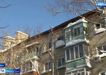 В Казани из-за обрушения крыши в многоэтажке верхние этажи здания затопило горячей водой