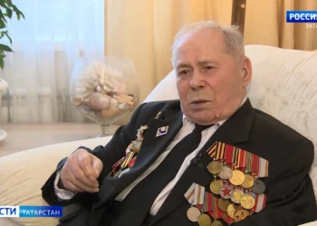 В Казани участники СВО вышли на лед вместе с легендами татарстанского хоккея