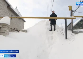 Жители поселка Осиново пожаловались на соседей, которые свалили снег со своего участка на общую дорогу