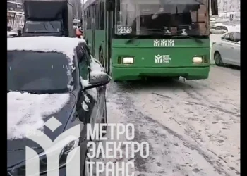В Казани троллейбусы изменили маршрут из-за припаркованного авто