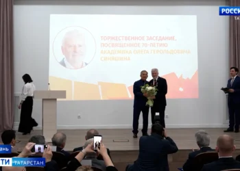 Рустам Минниханов наградил создателя уникального «черного фосфора» орденом «Дуслык»