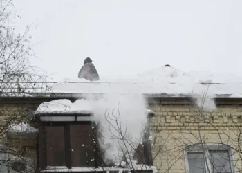 снег