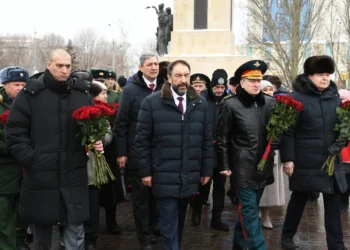 Песошин возложил цветы к Вечному огню в парке Победы