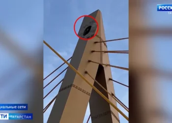 В Казани школьницы забрались на крышу ТЦ
