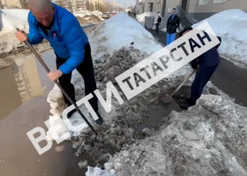 Жители дома в Казани сами расчистили ливневку