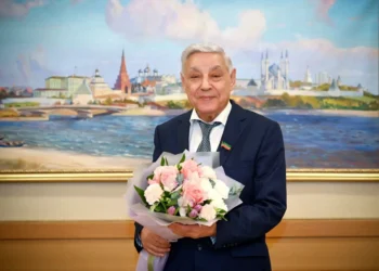 Мухаметшин поздравил женщин с 8 Марта
