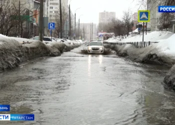 Казанцы продолжают получать травмы из-за схода снега с крыш