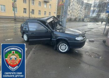В Казани водитель ВАЗ врезался в столб и попал в больницу