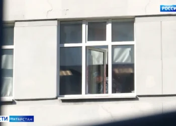 В управлении образования Казани начали проверку после падения ребенка из окна школы
