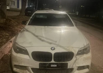 В Татарстане водитель BMW провез полицейского на капоте и сбежал
