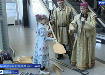 В аэропорту Казани гостей встречают танцами и костюмами эпохи Тукая