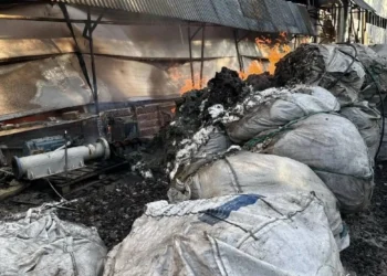 В Челнах тушат крупный пожар на складе полимерной продукции