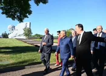 Минниханов возложил цветы к монументу в Брестской крепости