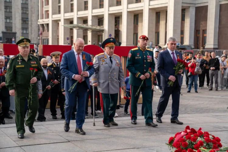 возложение цветов