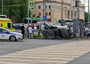 В Казани после ДТП одна из легковушек перевернулась на тротуаре