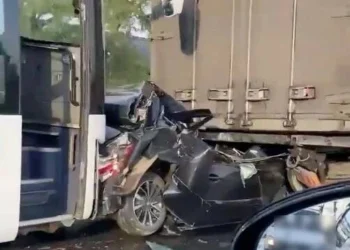 В Татарстане легковушку зажало между фурой и автобусом