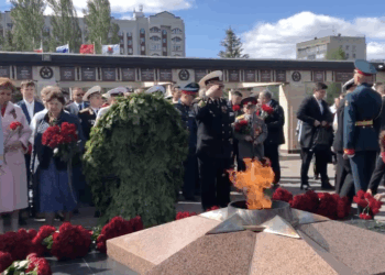 В казанском Парке Победы началась церемония возложения венков к Вечному огню