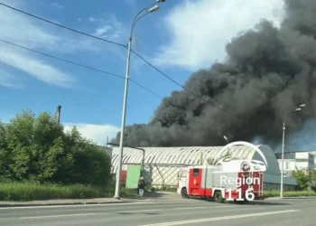 В Авиастроительном районе Казани загорелся склад с автохимией