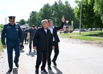 Минниханов осмотрел поврежденный БПЛА дом в Нижнекамске и встретился с жителями