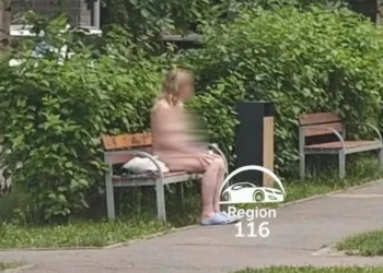 В Казани голую женщину, которая сидела на скамейке, увезли медики