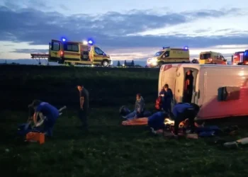 В Черемшанском районе пассажирский междугородний автобус съехал в кювет и перевернулся