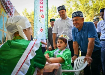 XXVI Федеральный Сабантуй в Омске: Рустам Минниханов и Виталий Хоценко на празднике единства